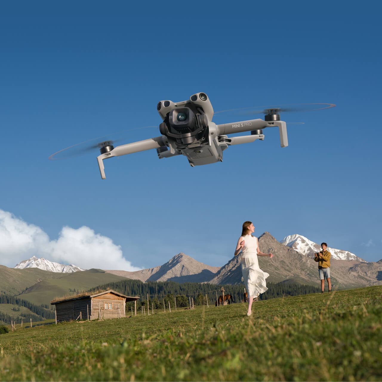 Drona DJI Mini 5 Pro in zbor deasupra peisajului montan
