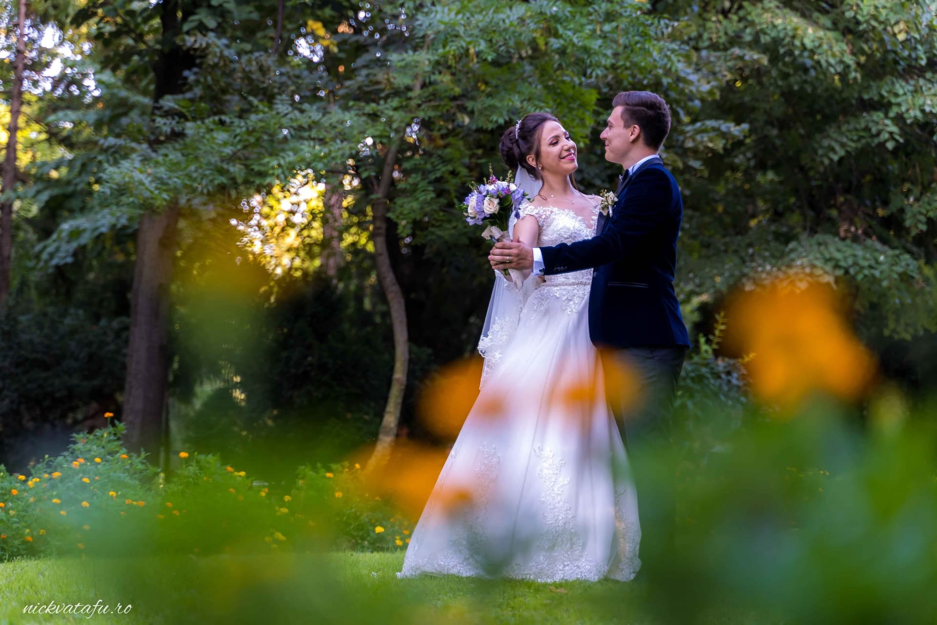 Mire și mireasă dansând într-un cadru natural, plin de emoție, fotografie de nuntă în grădină.