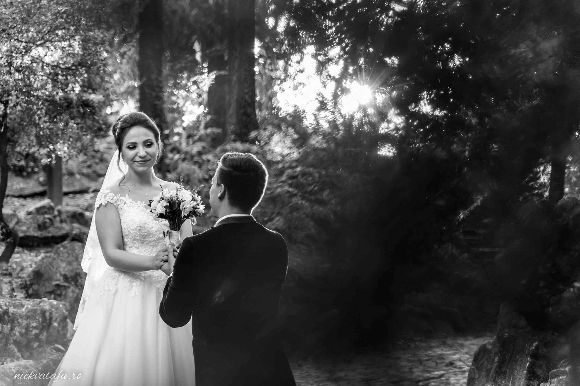 Mire și mireasă într-un moment romantic în pădure, fotografie de nuntă plină de emoție.
