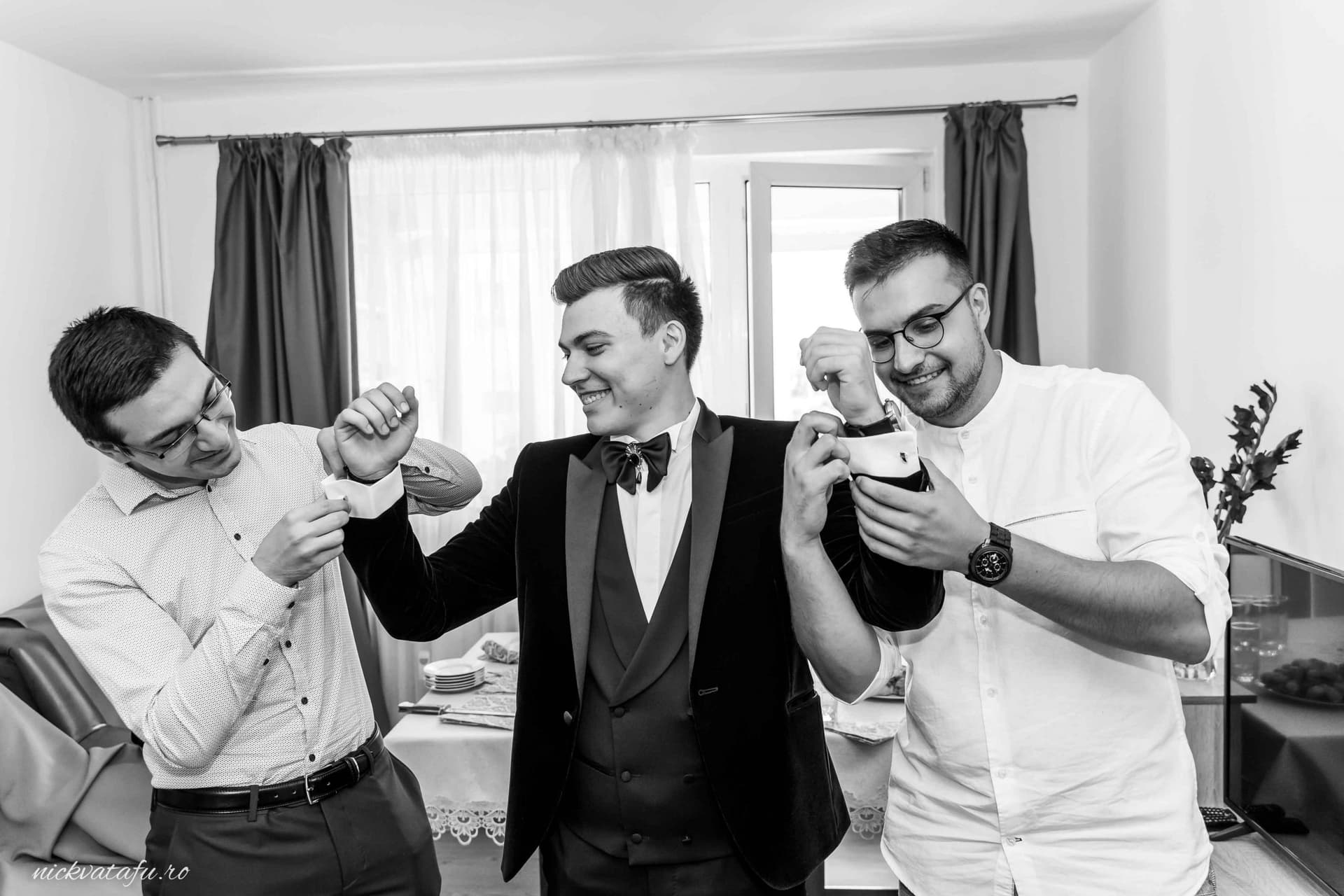 Bărbați veseli sărbătorind împreună, bucurie și emoție înainte de ceremonie, fotografie nuntă în interior.