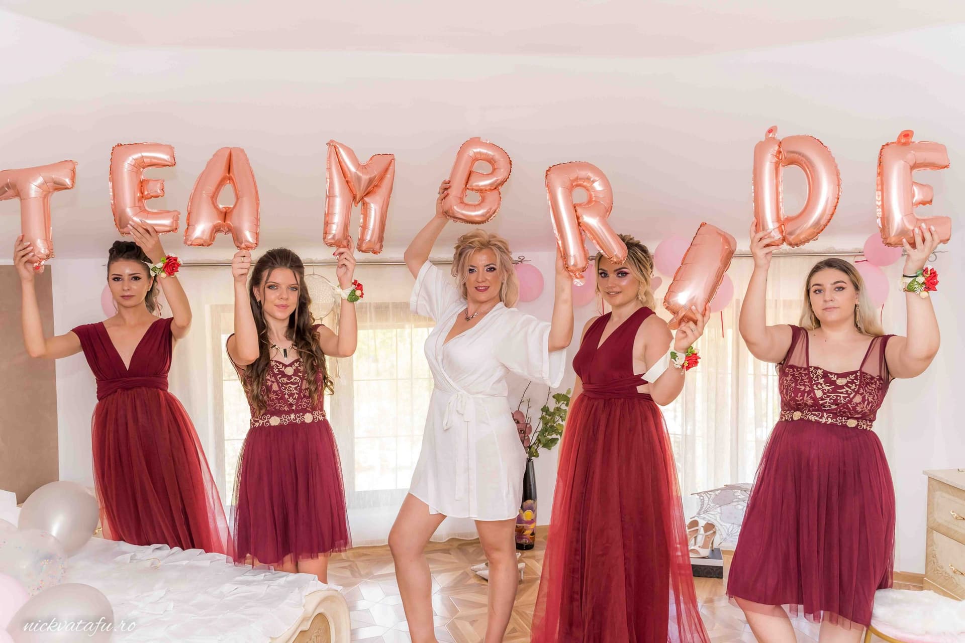 Mireasă și domnișoare de onoare sărbătorind cu baloane la petrecerea burlăcițelor, fotografie plină de emoție și bucurie.