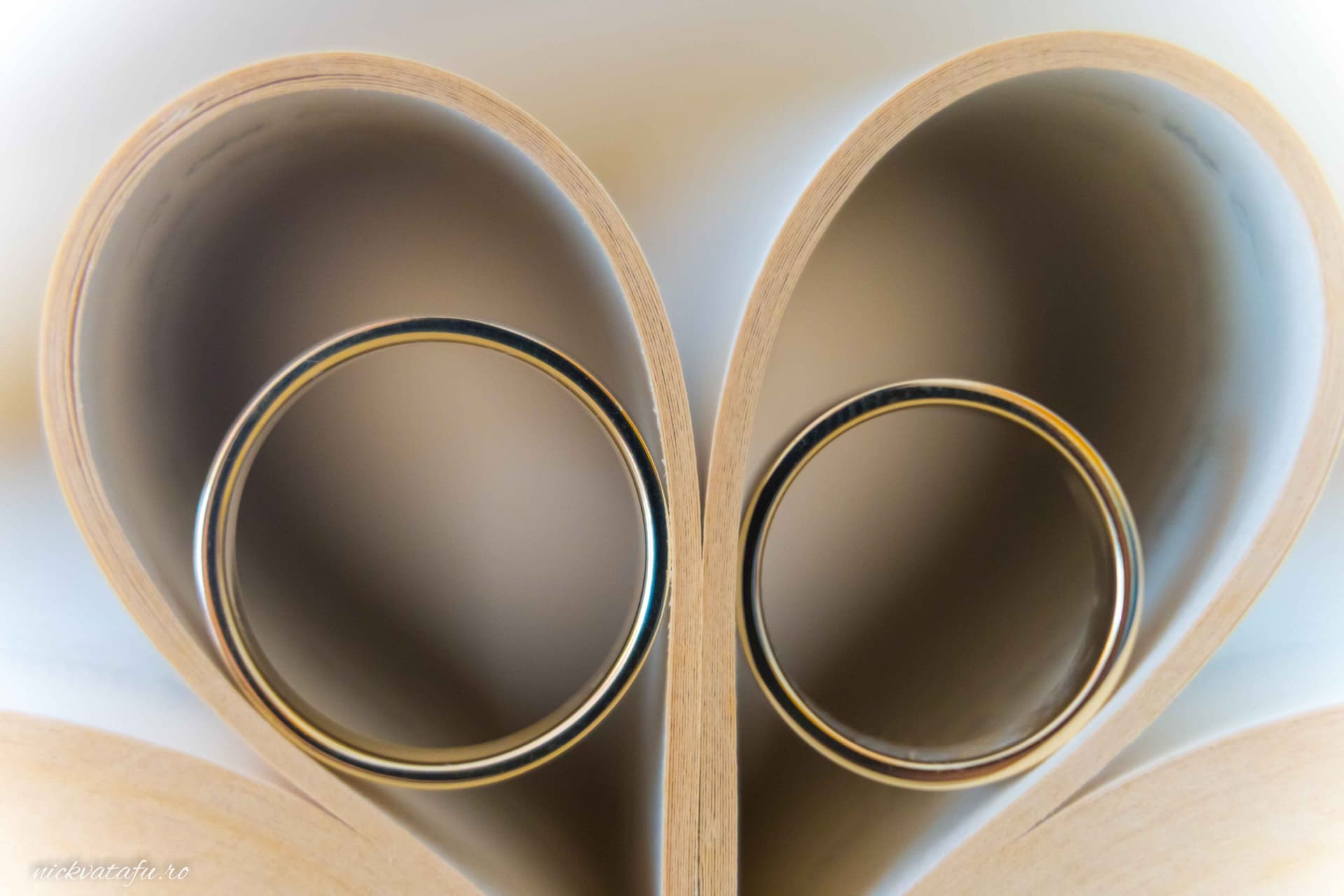 Două inele de căsătorie așezate pe un fundal elegant, simbolizând dragostea și angajamentul în fotografia de nuntă.