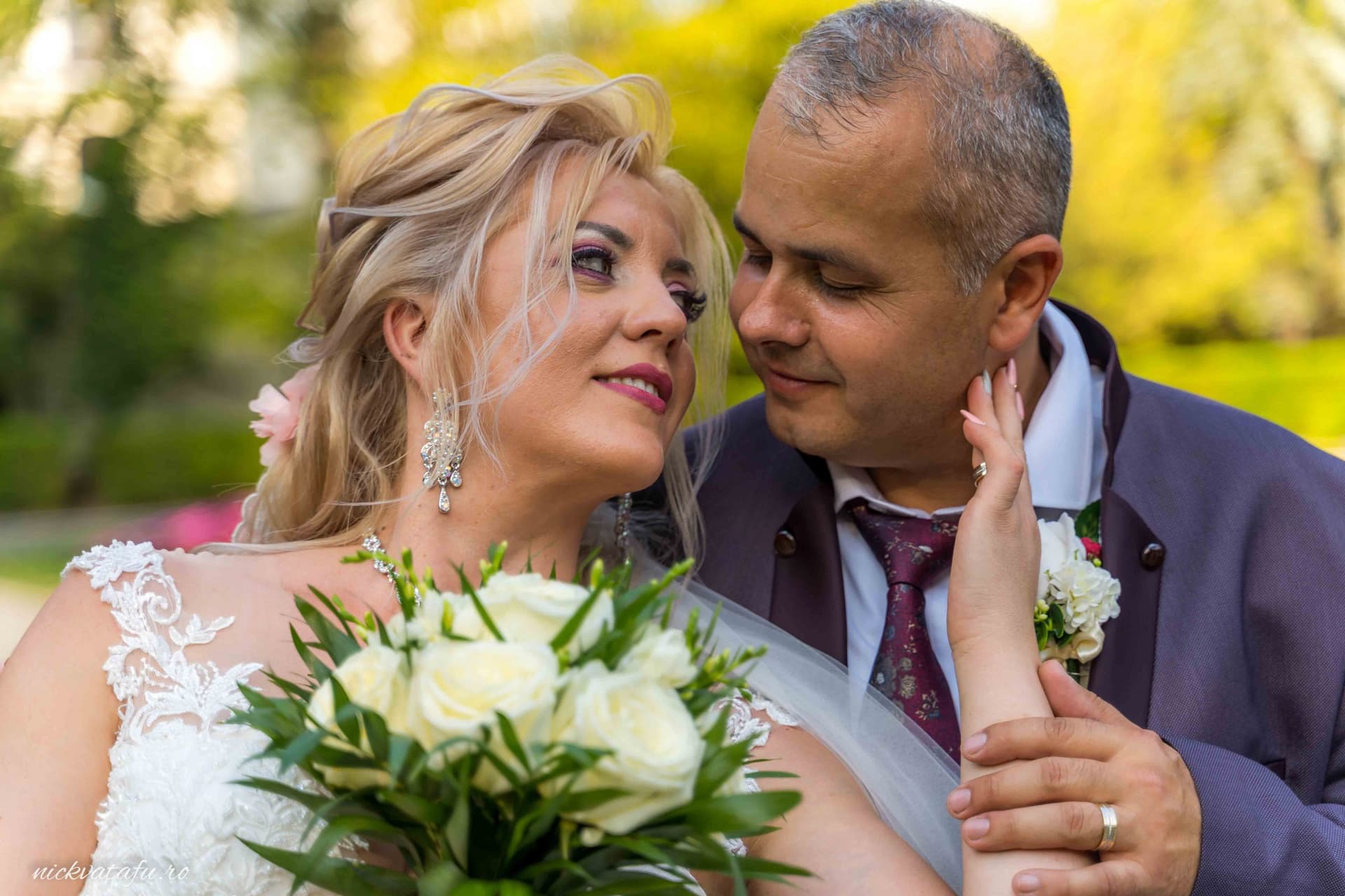 Mire și mireasă zâmbind cu emoție, înconjurați de natură, fotografie de nuntă plină de iubire și fericire.