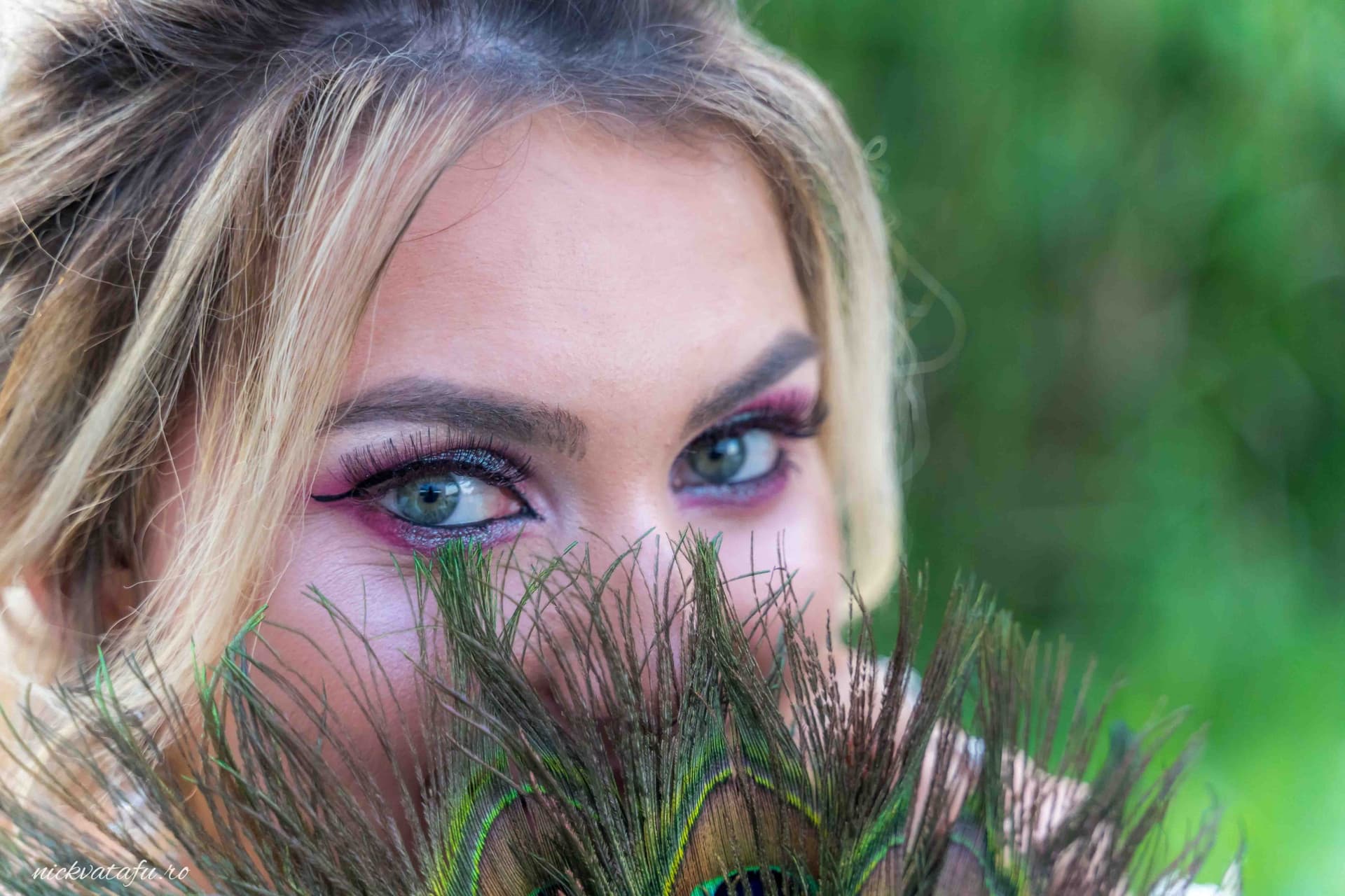 Privind cu emoție printr-o plantă, o tânără cu ochi strălucitori, fotografie elegantă pentru un eveniment special.