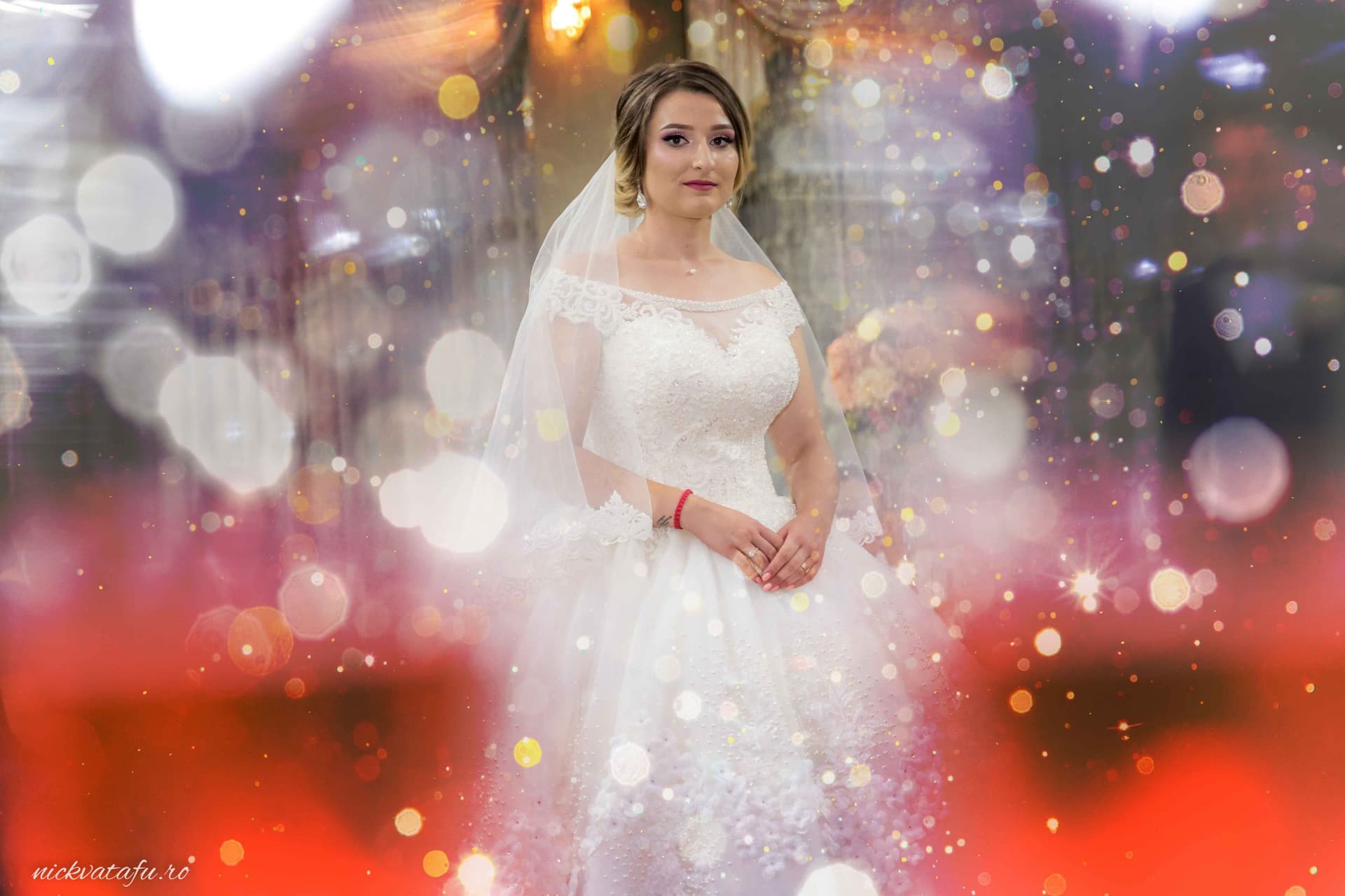 Mireasă elegantă, în rochie albă, cu un zâmbet emoționant, pregătindu-se pentru ceremonia de nuntă.
