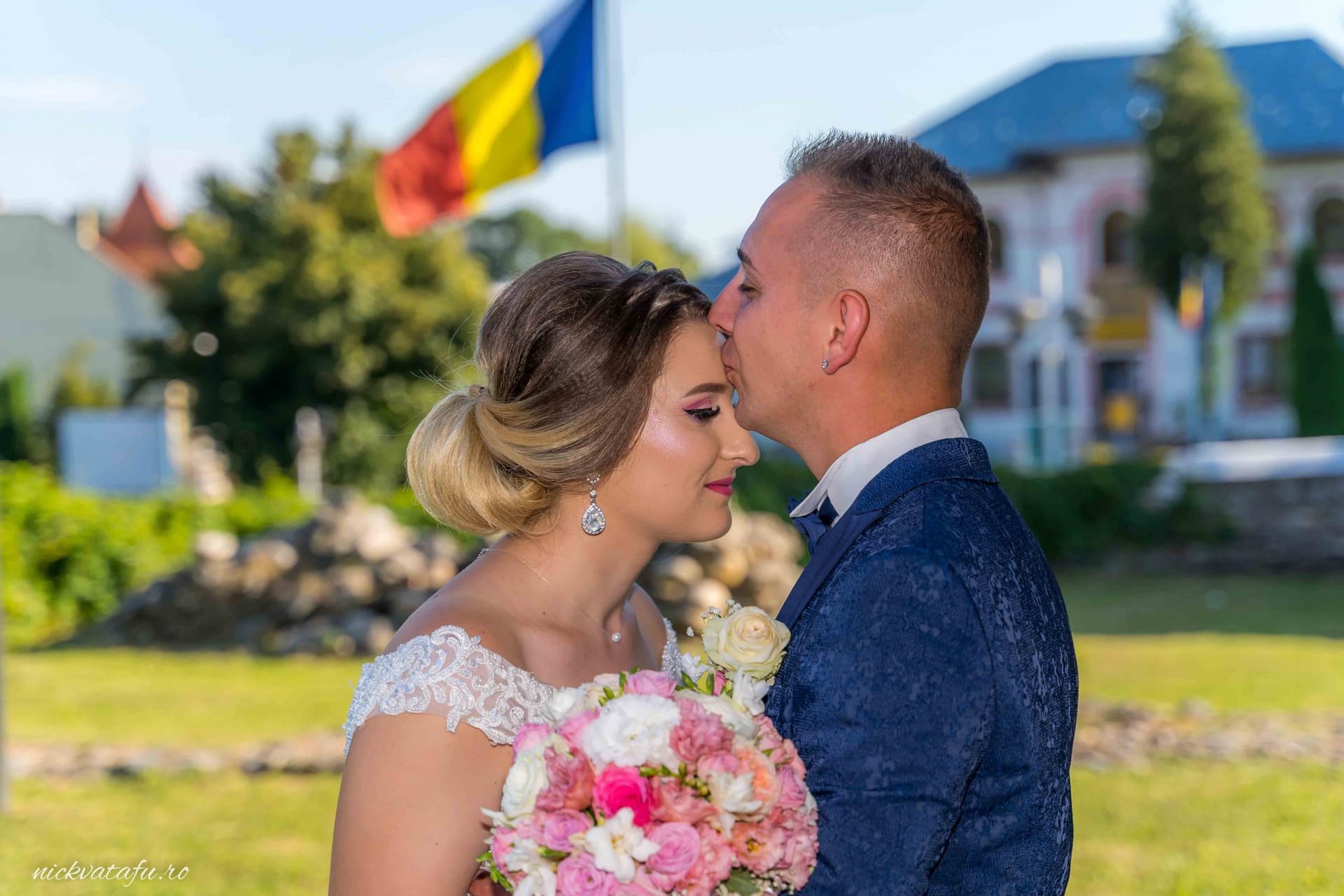 Mire și mireasă într-un moment intim, zâmbind și sărbătorind iubirea, fotografie de nuntă în Pitești.