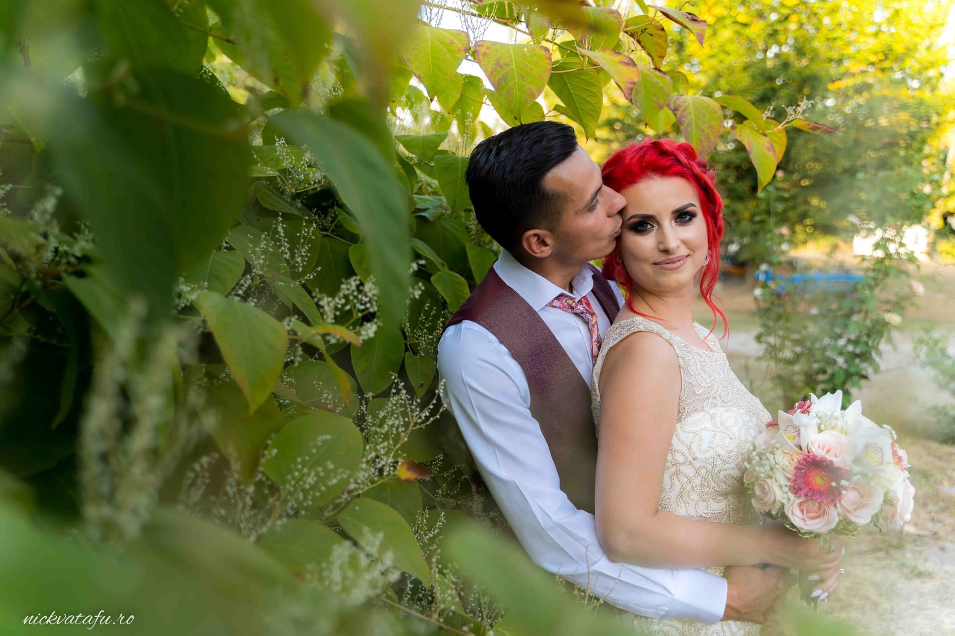 Mire și mireasă zâmbind în mijlocul naturii, fotografie de nuntă plină de emoție și intimitate.