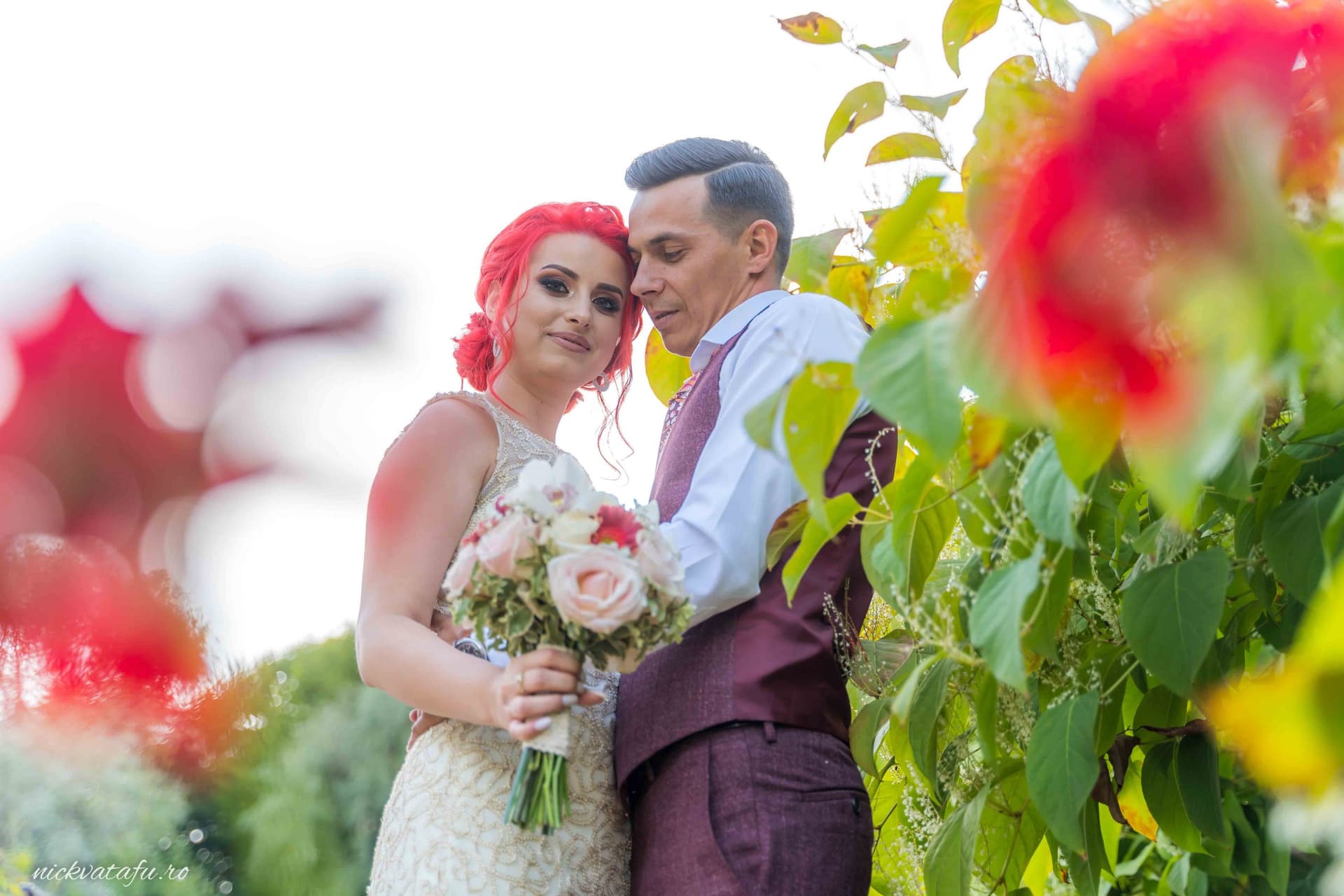 Mire și mireasă zâmbind fericiți în mijlocul naturii, fotografie de nuntă cu detalii romantice.