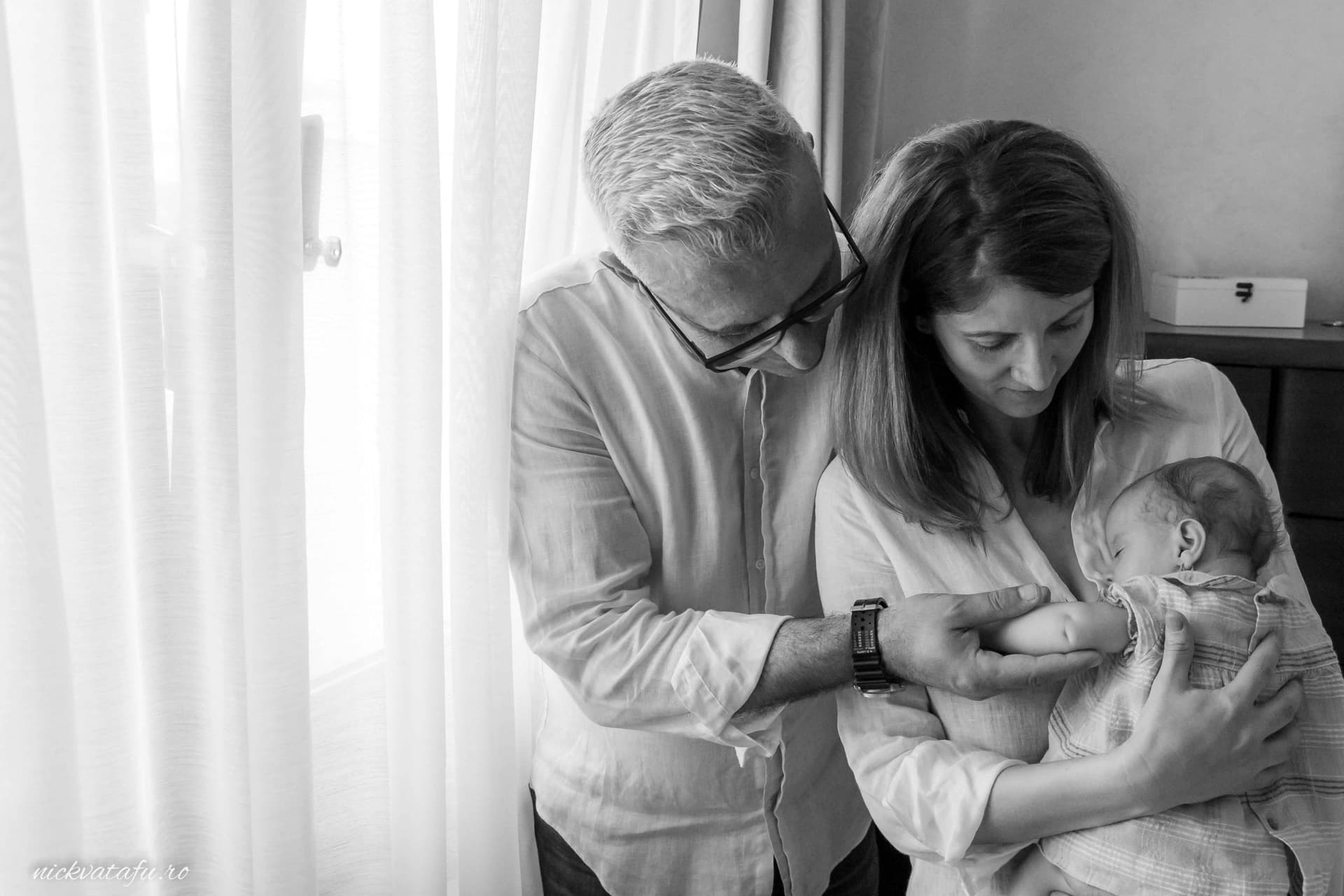 Un cuplu în momente intime și emoționante, pregătindu-se pentru o ceremonie de nuntă, lumină naturală blândă.