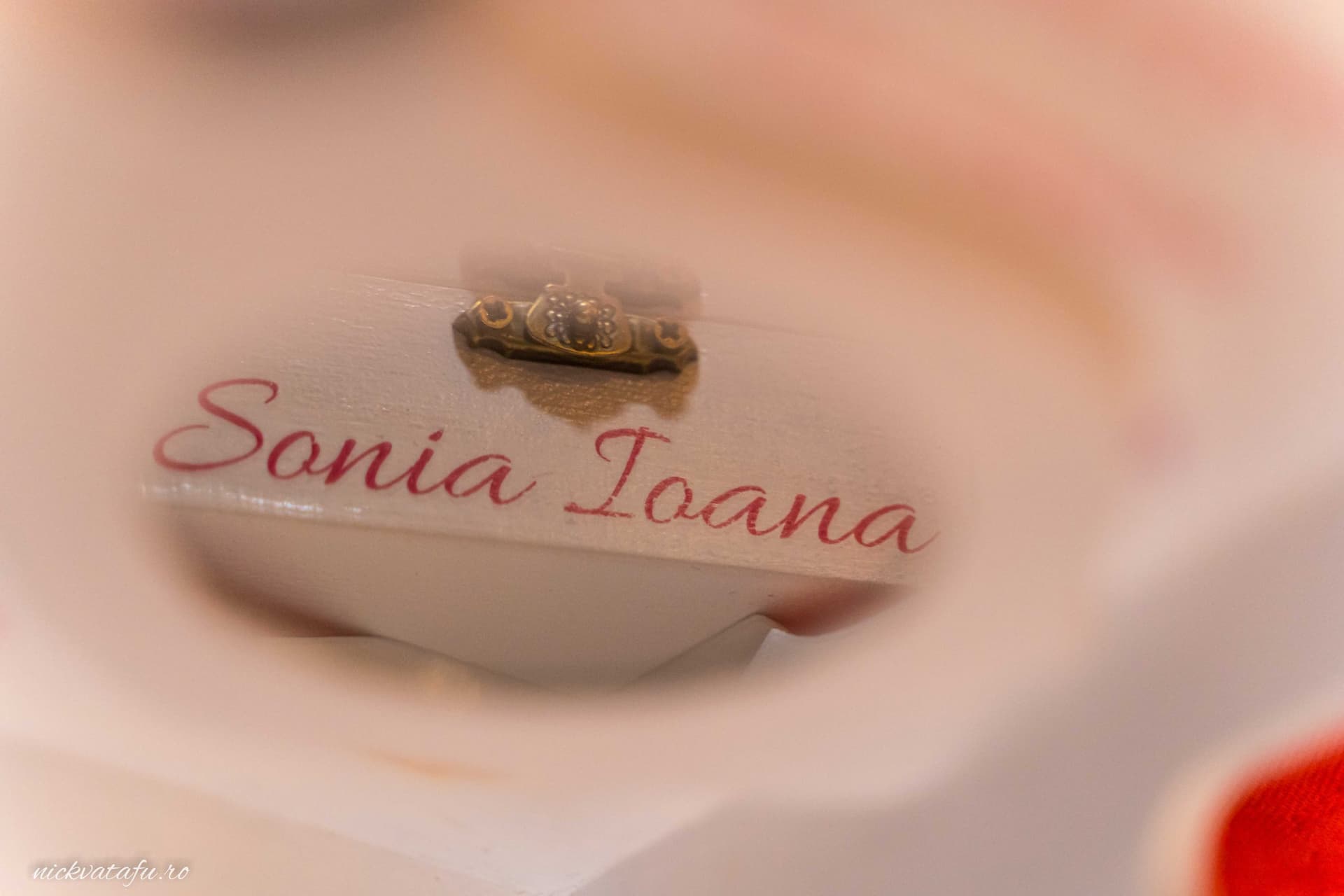 Inel de logodnă elegant pe un suport personalizat cu numele „Sonia Ioana”, detaliu rafinat pentru o fotografie de nuntă.