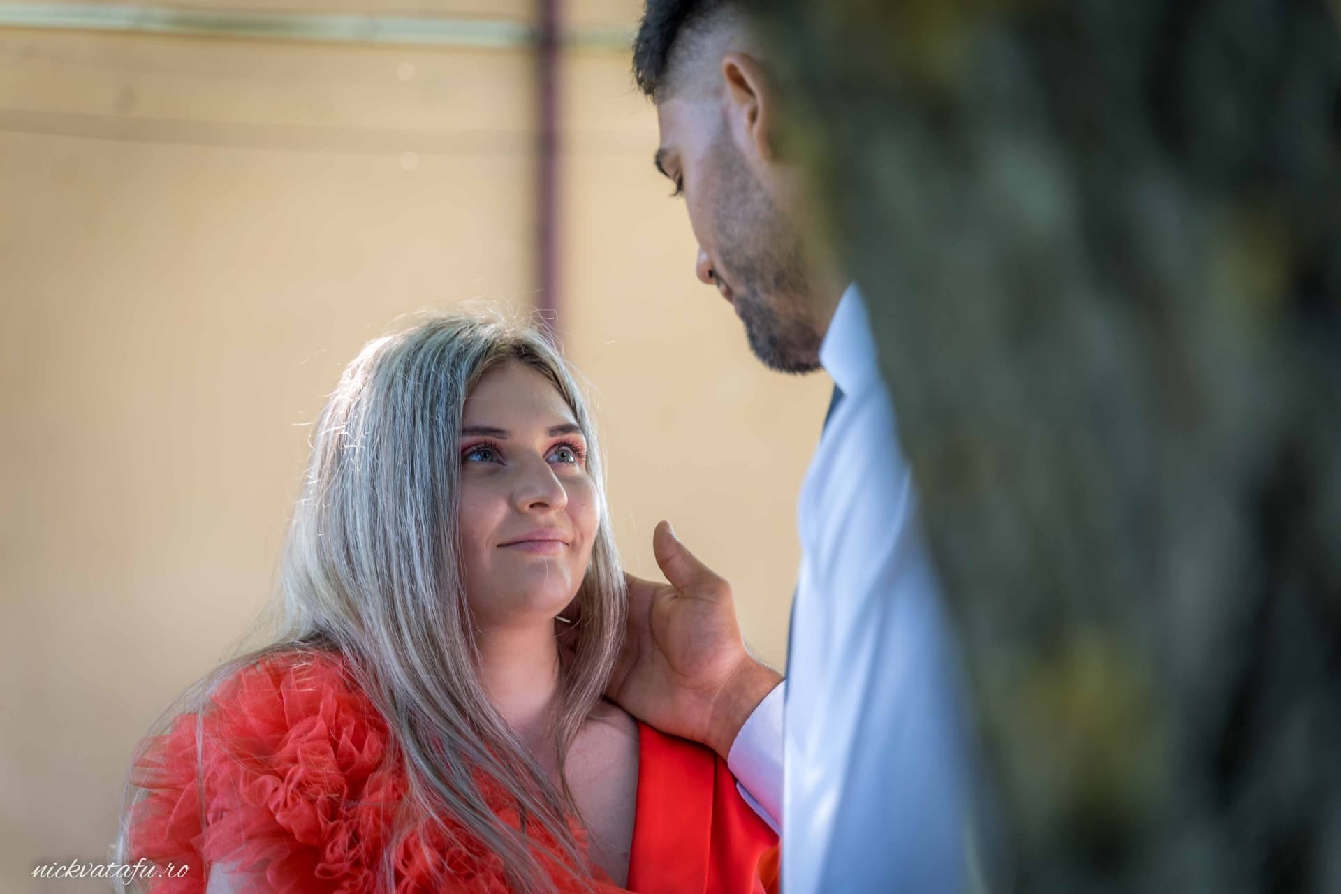 Priviri pline de emoție între doi îndrăgostiți, într-un cadru natural, fotografie de nuntă.