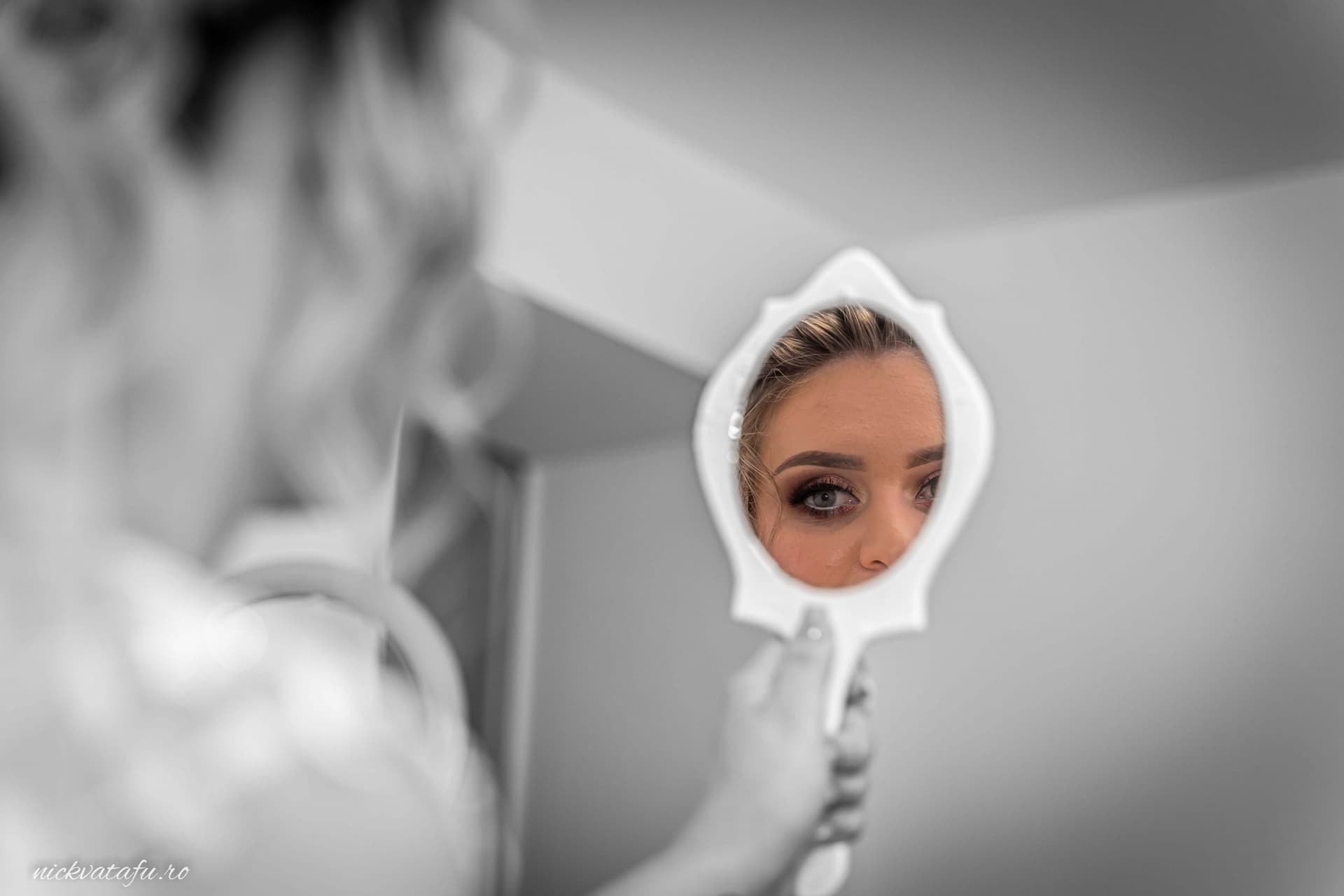 Reflexia unei mirese în oglindă, surprinsă într-un moment de emoție înainte de nuntă.