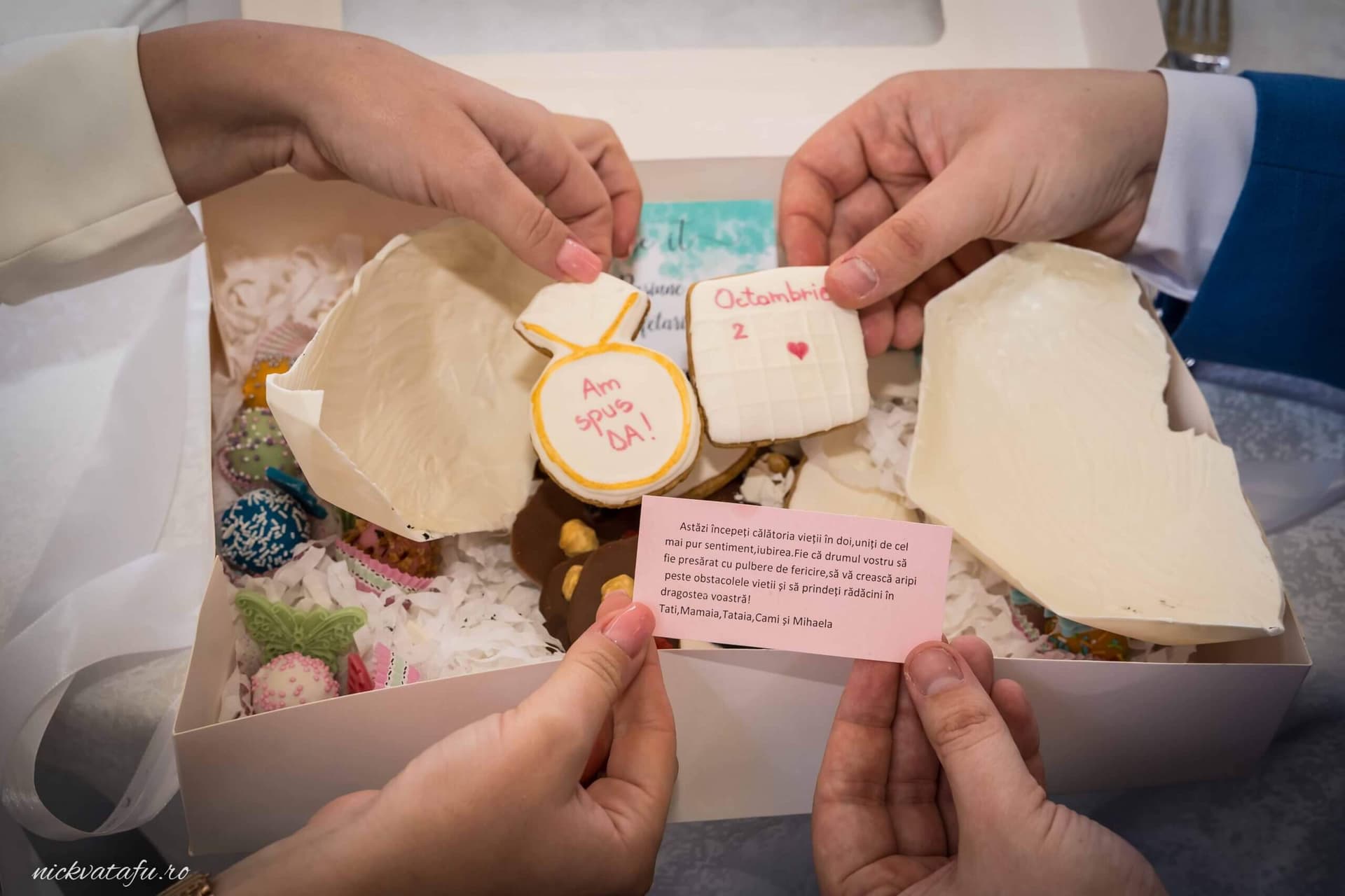 Cutii cu prăjituri personalizate și mesaje emoționante, perfect pentru detalii nuntă sau botez în Pitești.