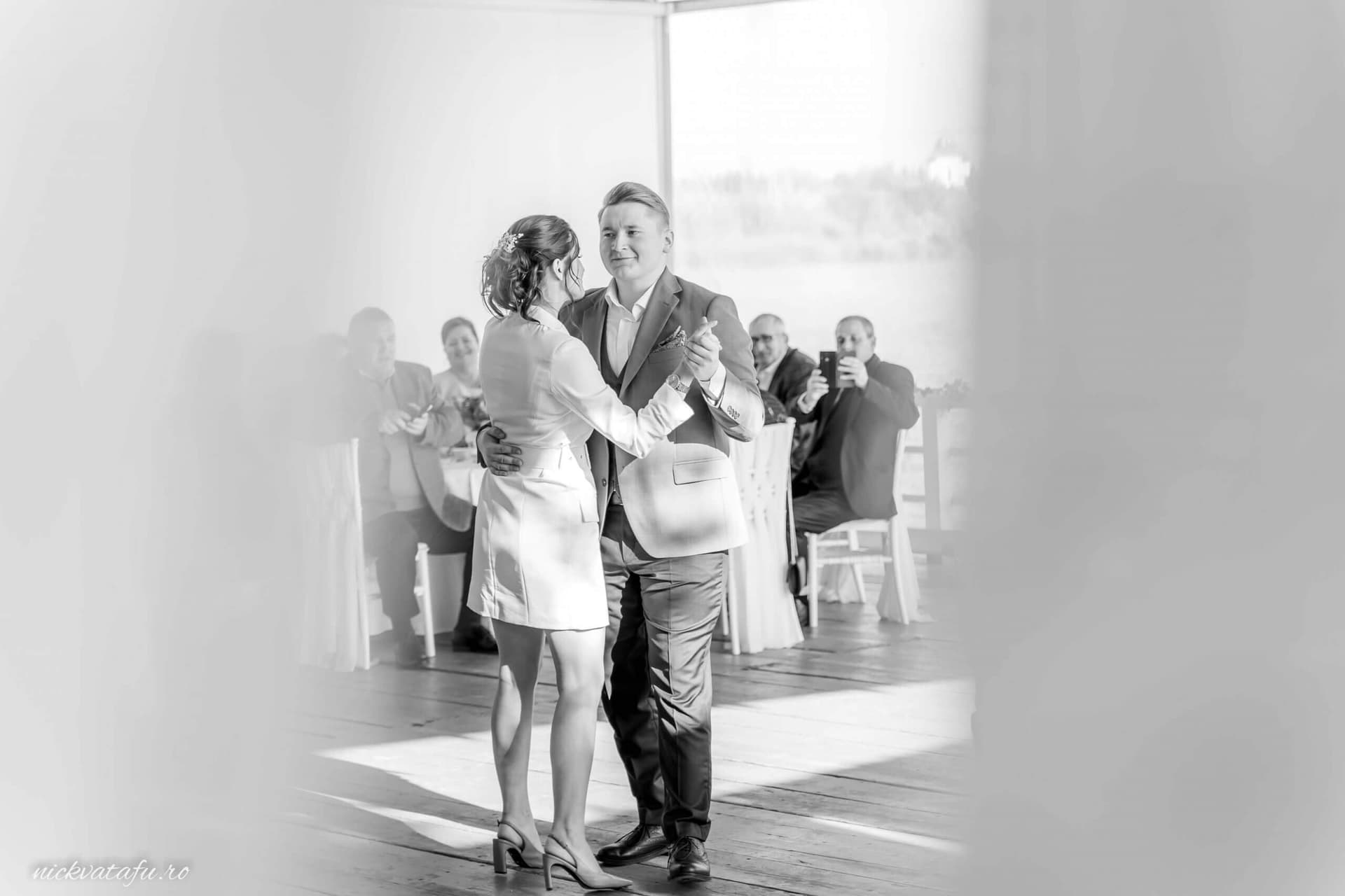 Dansând într-o atmosferă elegantă, mirele și mireasa împărtășesc momente de emoție la recepția de nuntă.