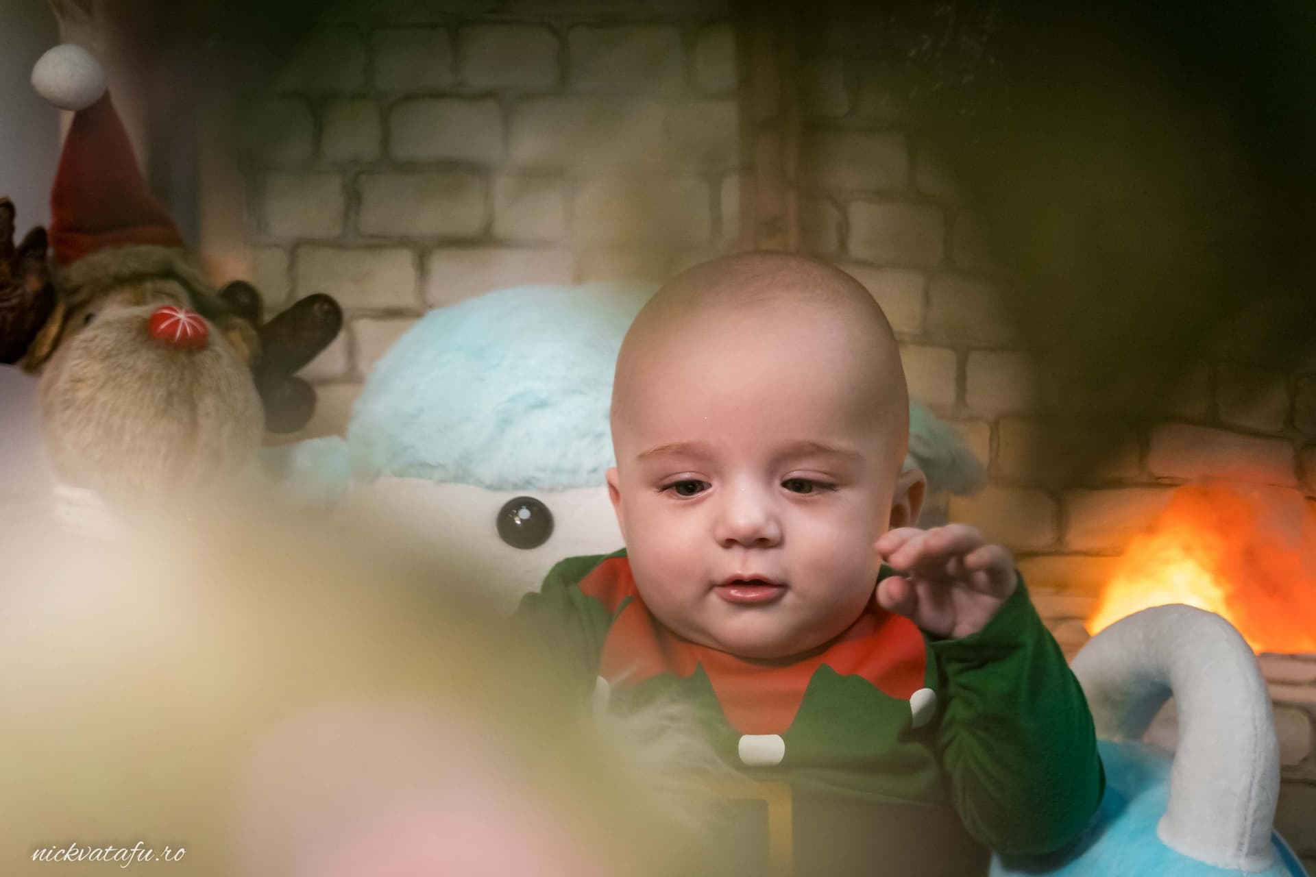 Bebeluș zâmbitor în fața unui fundal blând, ideal pentru o fotografie de botez plină de emoție.