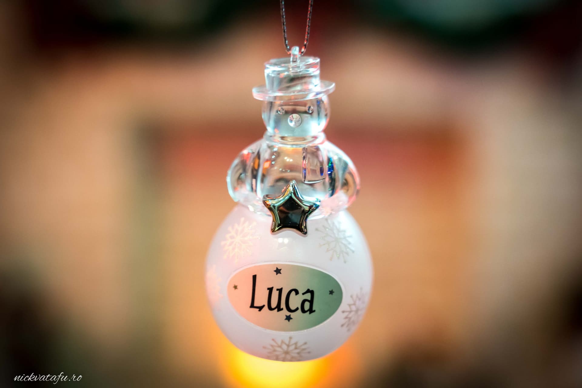 Globuleț de sticlă cu numele „Luca”, decor elegant pentru botez, aducând emoție și căldură evenimentului.