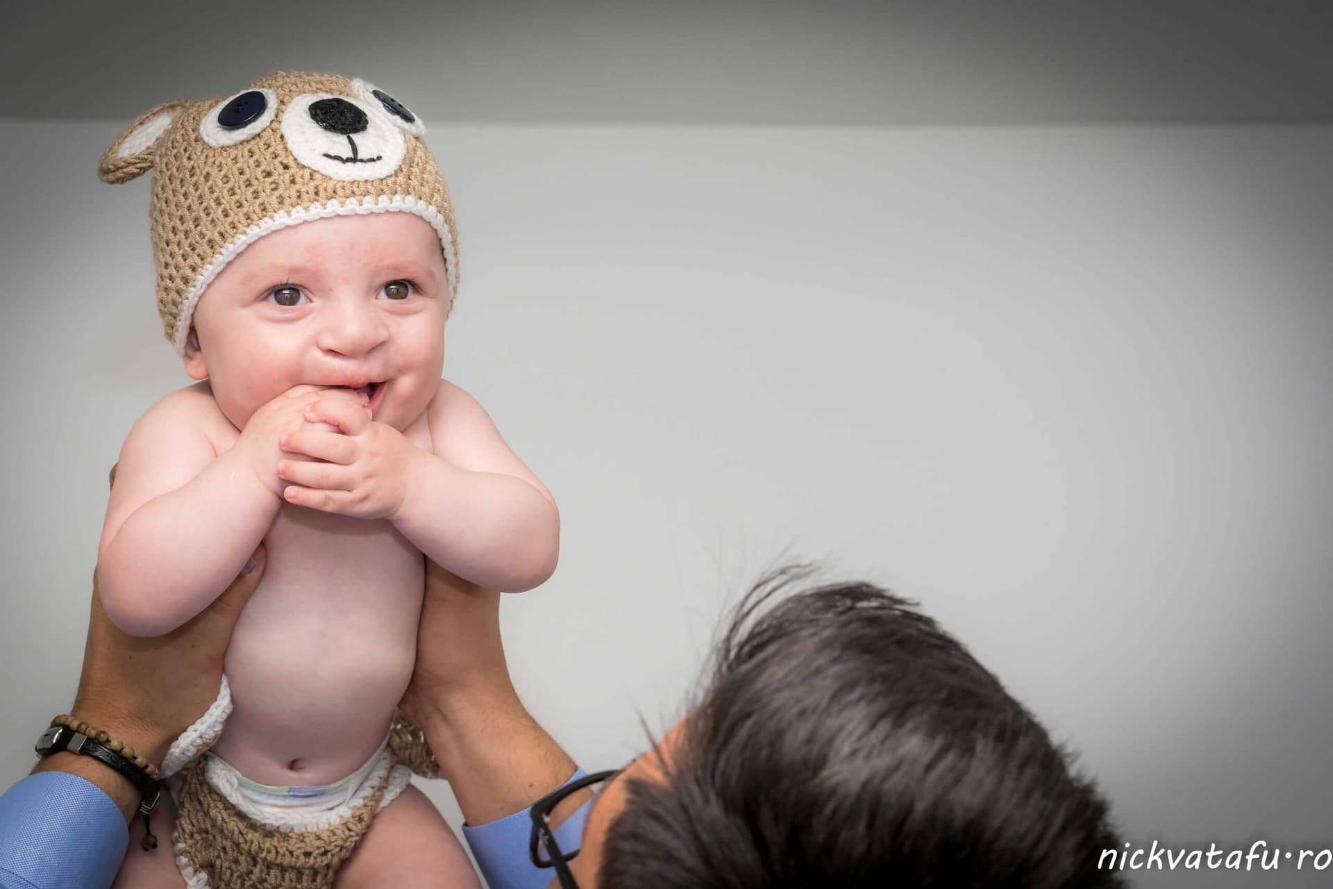 fotograf portret sedinta foto botez nou nascut costumase tricotate