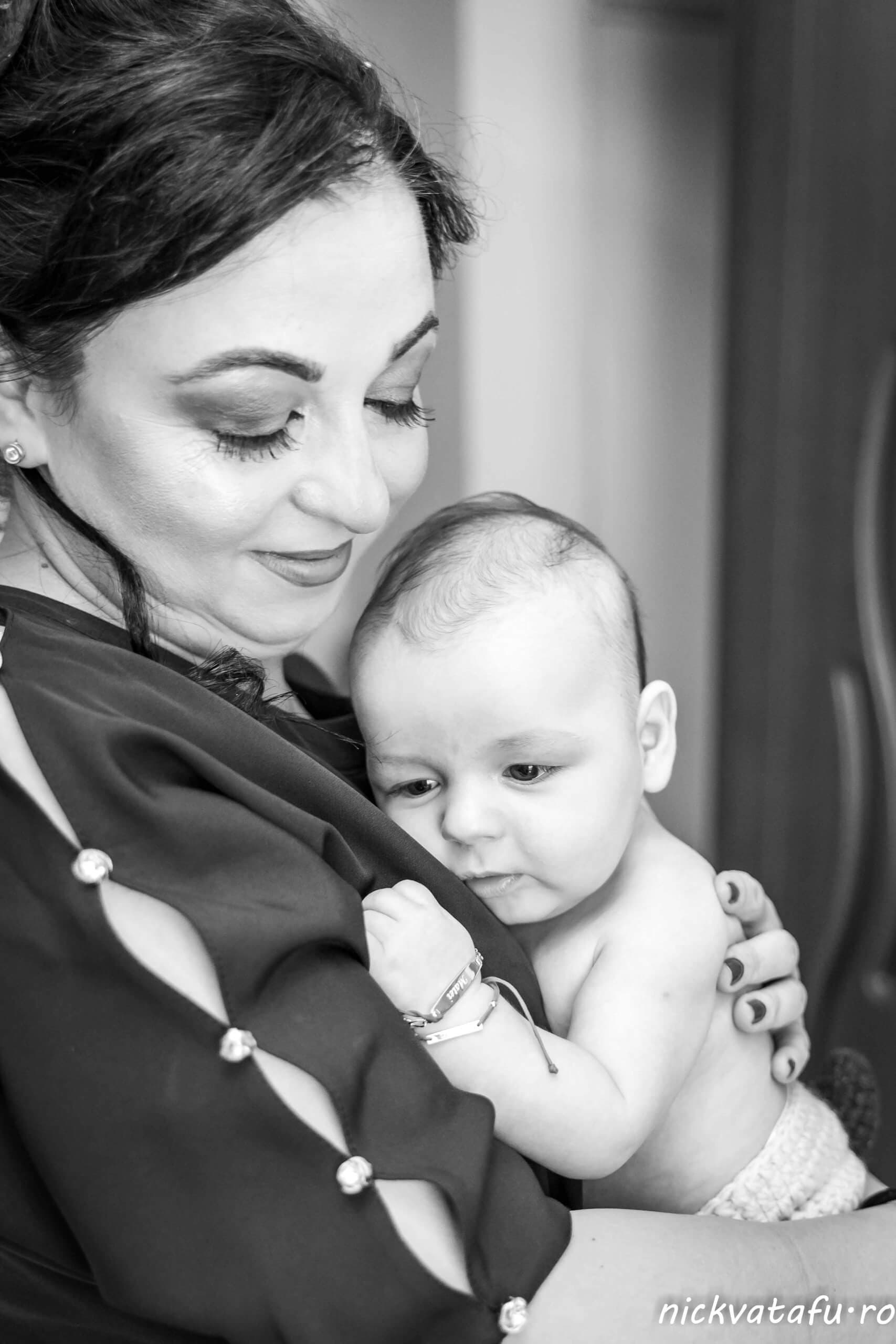 fotograf portret sedinta foto botez nou nascut alb negru