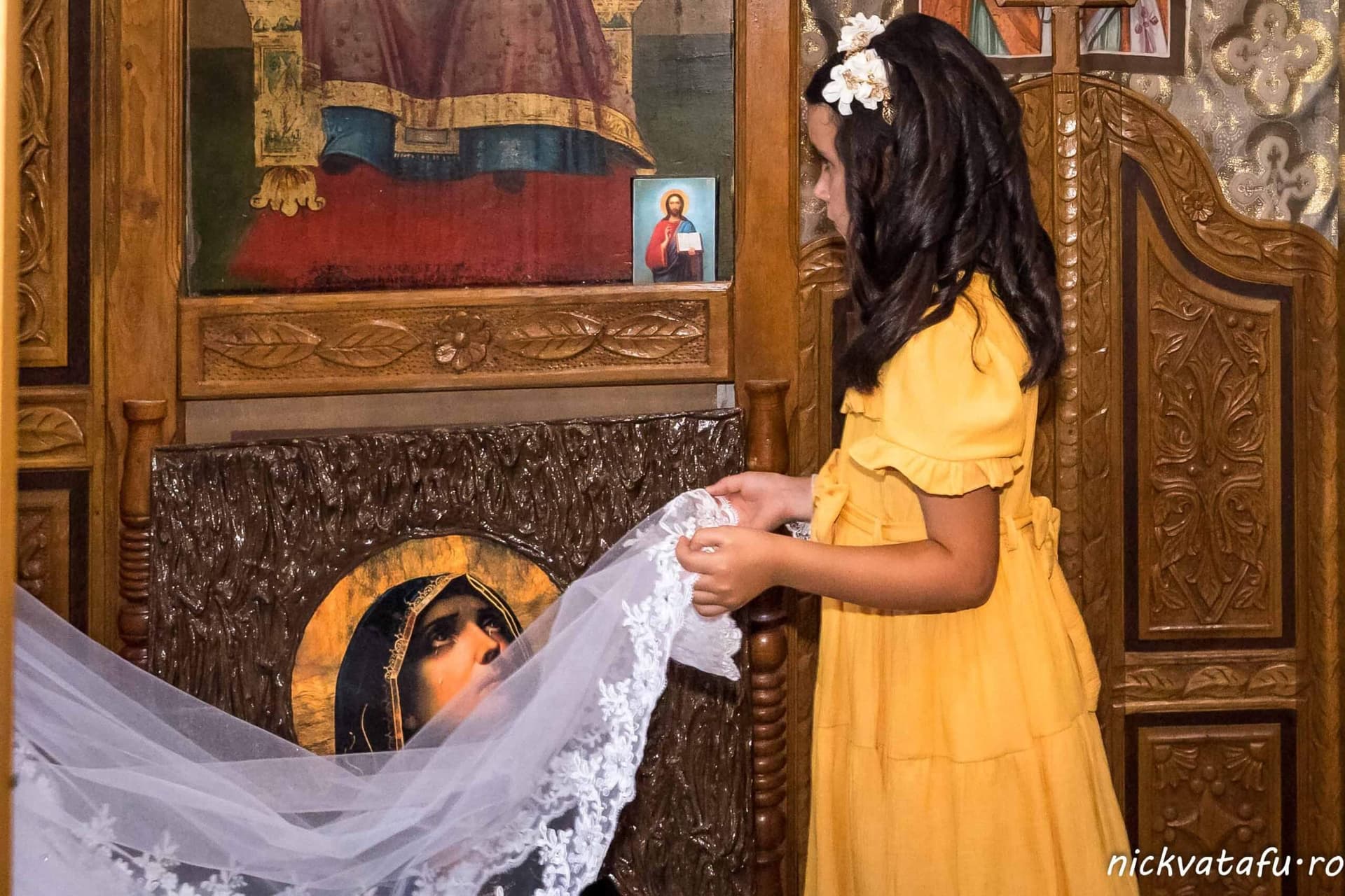 fetita voal maica domnului