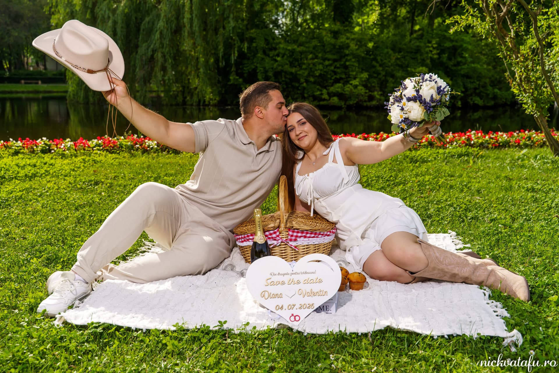 Cuplu fericit în natură, celebrând logodna cu un picnic romantic, detalii nuntă și emoție autentică.